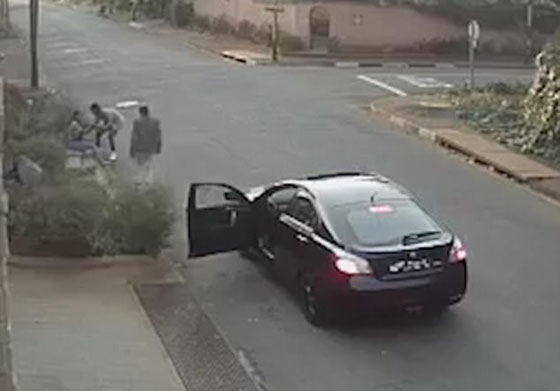 فيديو مثير.. طالبة جامعية تعاند لصين احدهما مسلح حاولا اختطافها!  صورة رقم 3