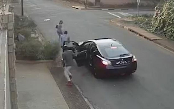 فيديو مثير.. طالبة جامعية تعاند لصين احدهما مسلح حاولا اختطافها!  صورة رقم 2