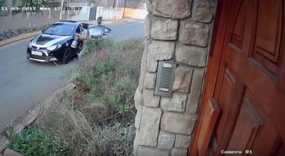 فيديو مثير.. طالبة جامعية تعاند لصين احدهما مسلح حاولا اختطافها!  صورة رقم 1