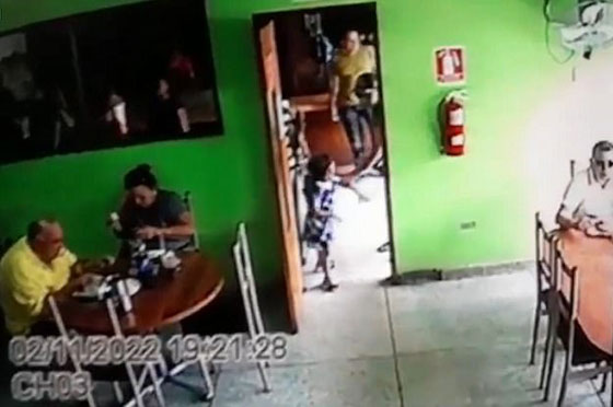 قاتل محترف يوفر الامان لطفلة قبل ان ينفذ جريمة اغتيال بشعة! فيديو صورة رقم 1