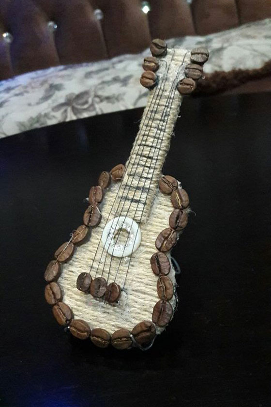 بالصور والفيديو: شابة فلسطينية موهوبة تحوّل النفايات الى تحف تراثية فنية رائعة! صورة رقم 21