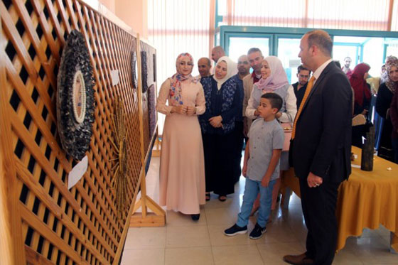 بالصور والفيديو: شابة فلسطينية موهوبة تحوّل النفايات الى تحف تراثية فنية رائعة! صورة رقم 2