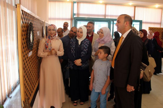 بالصور والفيديو: شابة فلسطينية موهوبة تحوّل النفايات الى تحف تراثية فنية رائعة! صورة رقم 4