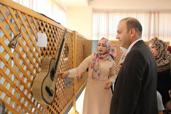 بالصور والفيديو: شابة فلسطينية موهوبة تحوّل النفايات الى تحف تراثية فنية رائعة! صورة رقم 3