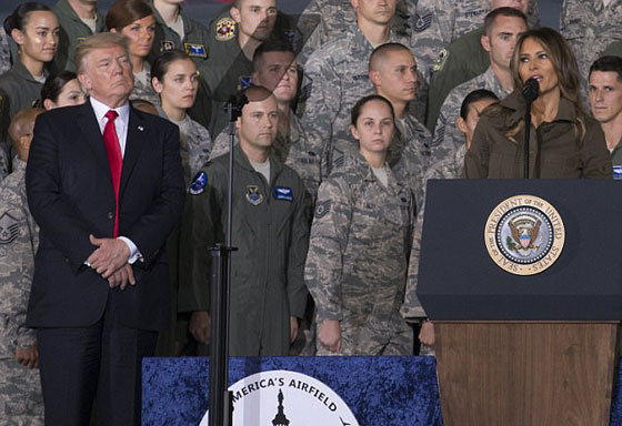 الرئيس الأمريكي دونالد ترامب  يهين زوجته ميلانيا على العلن.. فيديو صورة رقم 1