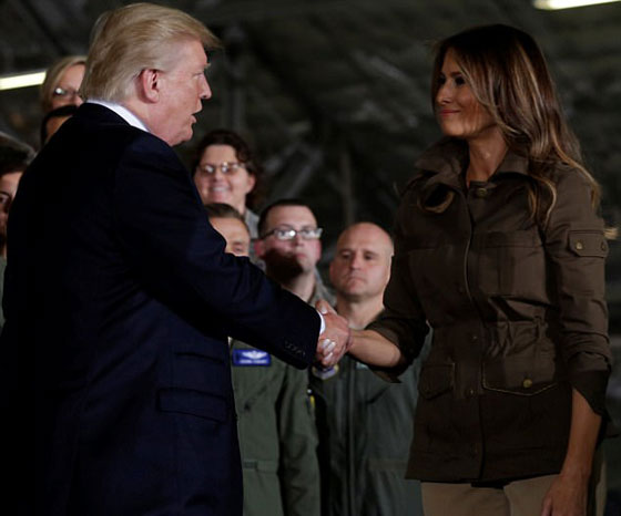 الرئيس الأمريكي دونالد ترامب  يهين زوجته ميلانيا على العلن.. فيديو صورة رقم 2