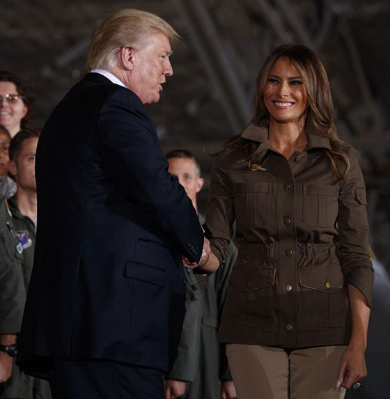 الرئيس الأمريكي دونالد ترامب  يهين زوجته ميلانيا على العلن.. فيديو صورة رقم 3