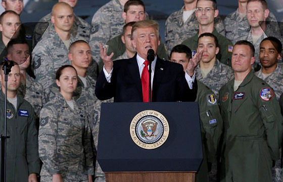 الرئيس الأمريكي دونالد ترامب  يهين زوجته ميلانيا على العلن.. فيديو صورة رقم 7