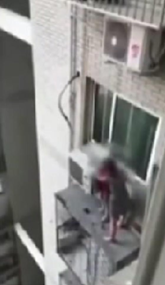 فيديو مؤثر.. ظل راكعا 3 ساعات لاقناع زوجته وابنته بعدم الانتحار صورة رقم 2