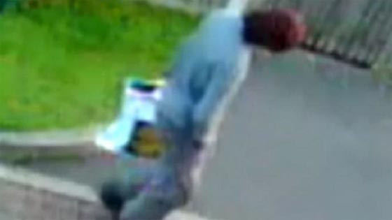 منفذ التفجير في مترو الانفاق وهو يحمل العبوة في كيس بلاستيكي.. فيديو صورة رقم 4