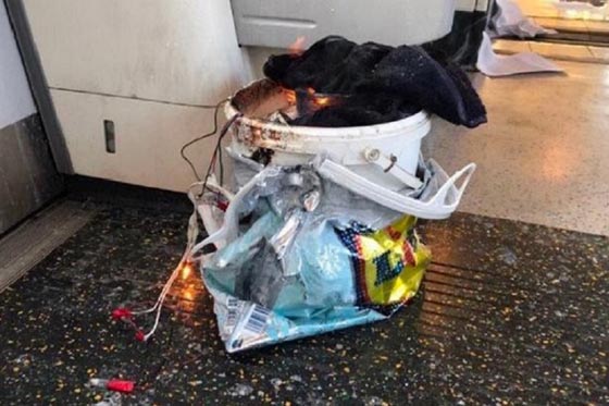 منفذ التفجير في مترو الانفاق وهو يحمل العبوة في كيس بلاستيكي.. فيديو صورة رقم 3