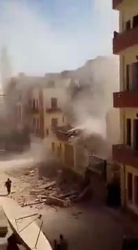 شاهد لحظة انهيار مبنى سكني حديث في اسيوط بمصر.. فيديو صورة رقم 1