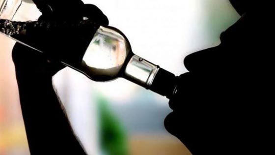 سكّير يقتحم المنازل للبحث عن نديم يجالسه ويشاركه شرب الخمر صورة رقم 1