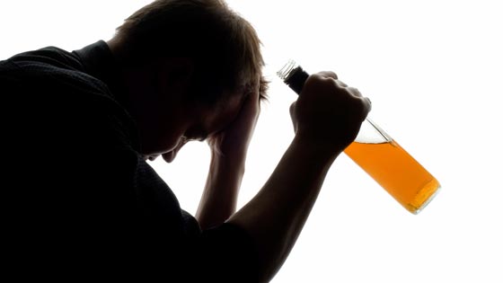 سكّير يقتحم المنازل للبحث عن نديم يجالسه ويشاركه شرب الخمر صورة رقم 2