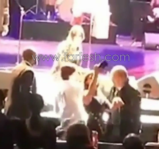 فيديو حقيقة طلب شيرين 50 يورو مقابل صورة مع معجبة صورة رقم 1