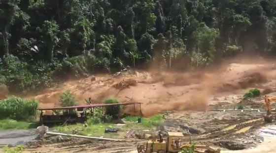 فيضانات تغرق أراضي زراعية بعد فشل سد وانهياره! فيديو صورة رقم 1