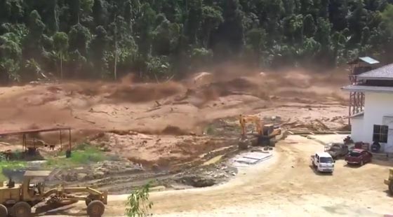 فيضانات تغرق أراضي زراعية بعد فشل سد وانهياره! فيديو صورة رقم 3