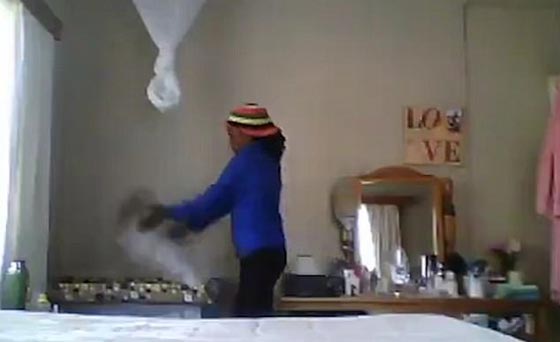 فيديو قاس.. مربية ترفس رضيعة دون رحمة وترفعها من قدمها وتسير بها! صورة رقم 3