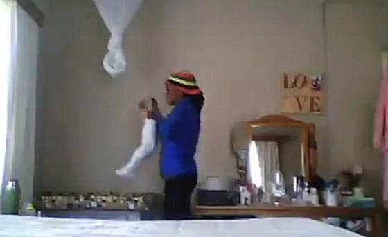 فيديو قاس.. مربية ترفس رضيعة دون رحمة وترفعها من قدمها وتسير بها! صورة رقم 1