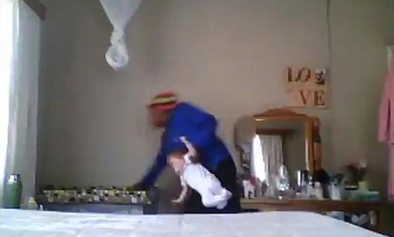 فيديو قاس.. مربية ترفس رضيعة دون رحمة وترفعها من قدمها وتسير بها! صورة رقم 2