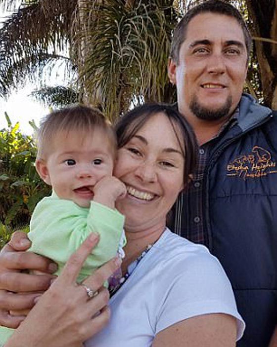 فيديو قاس.. مربية ترفس رضيعة دون رحمة وترفعها من قدمها وتسير بها! صورة رقم 5