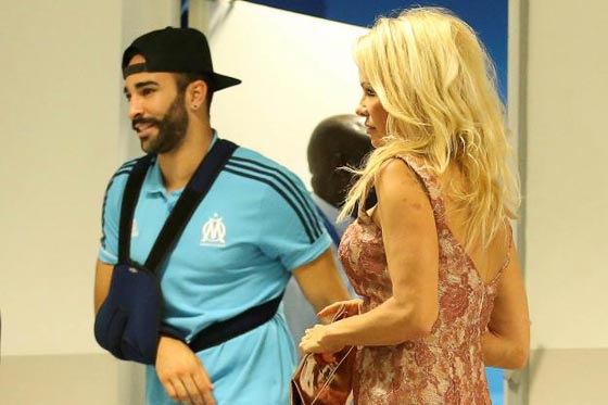 علاقة باميلا اندرسون وحبيبها المغربي عادل رامي تتصدر الصحف العالمية! صورة رقم 6