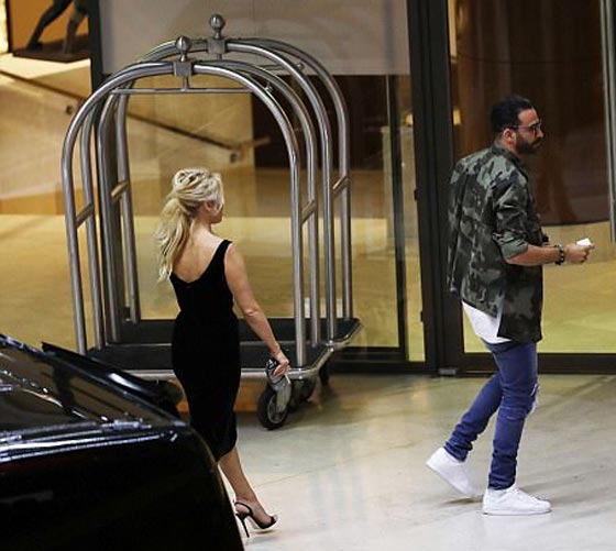 علاقة باميلا اندرسون وحبيبها المغربي عادل رامي تتصدر الصحف العالمية! صورة رقم 5