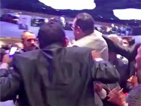 عناصر الحراسة الشخصية لاردوغان يعتدون على متظاهرين في نيويورك صورة رقم 2