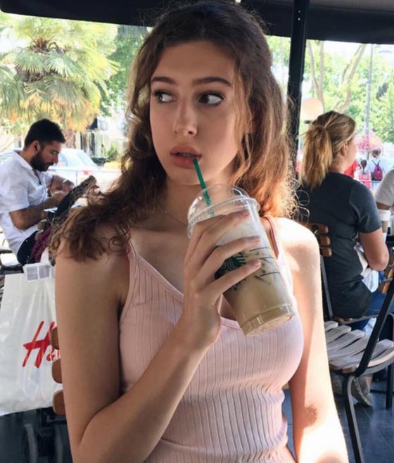 شبهت دماء الشهداء بدماء حيضها فجُردت من لقب ملكة جمال تركيا صورة رقم 7