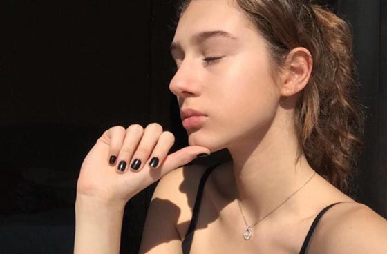 شبهت دماء الشهداء بدماء حيضها فجُردت من لقب ملكة جمال تركيا صورة رقم 4