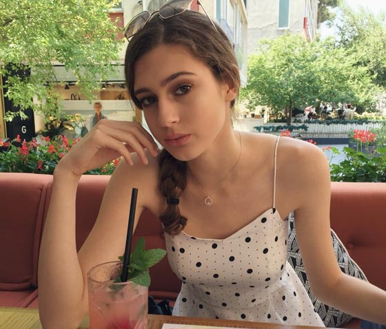 شبهت دماء الشهداء بدماء حيضها فجُردت من لقب ملكة جمال تركيا صورة رقم 3