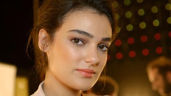 شبهت دماء الشهداء بدماء حيضها فجُردت من لقب ملكة جمال تركيا صورة رقم 2