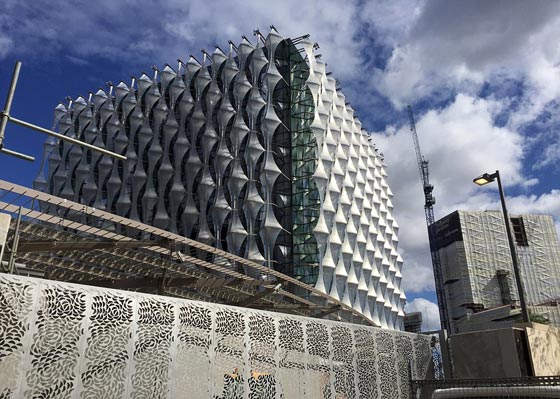 بنيت بتكلفة مليار دولار.. سفارة امريكا بلندن الأغلى في التاريخ! فيديو صورة رقم 6