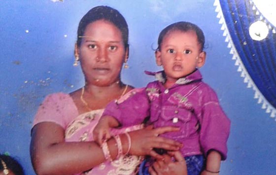 فيديو مؤلم ودام.. كلاب ضالة مسعورة تنهش طفلا حتى الموت! صورة رقم 3