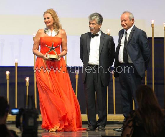 إطلالات الفنانات في مهرجان الجونة السينمائي الأول.. من الأرق؟ ومن الأجرأ؟ صورة رقم 1