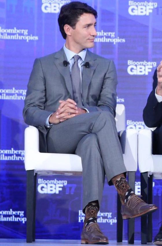 مزحة الجوارب.. جاستن ترودو يرتدي جوارب مضحكة لشخصية تشوباكا في مؤتمر عالمي صورة رقم 8