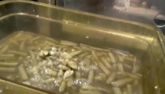 فضيحة KFC: فيديو مقزز يظهر استخدام مطعم منتجات غير طازجة وعفنة! صورة رقم 1