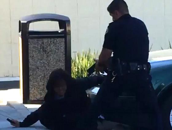 شرطي أمريكي يقتل مشتبها به بإطلاق النيران عليه سبع مرات متتالية! فيديو صورة رقم 2