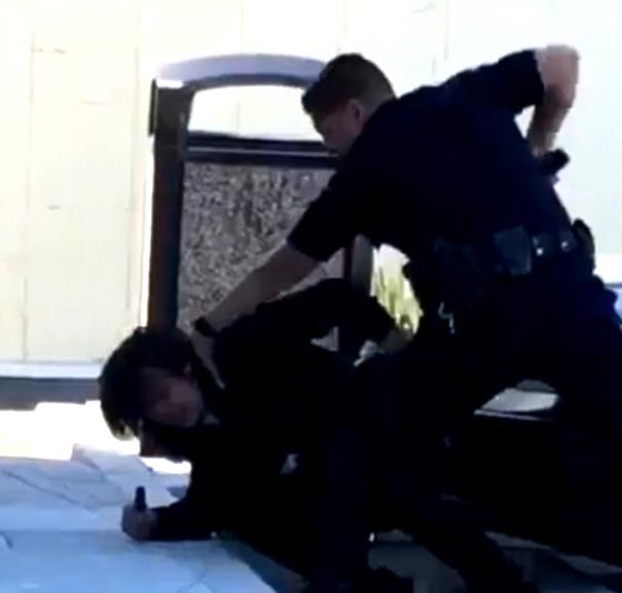 شرطي أمريكي يقتل مشتبها به بإطلاق النيران عليه سبع مرات متتالية! فيديو صورة رقم 5