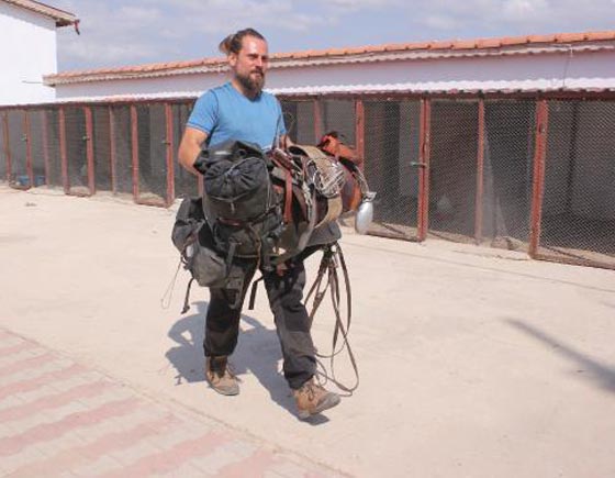 الحج على الطريقة القديمة.. بولندي يسافر إلى القدس ومكة المكرمة على حصانه صورة رقم 1