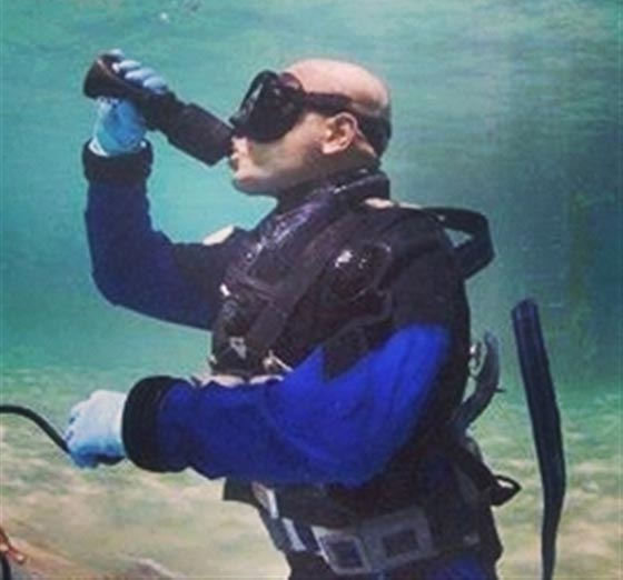 غطاس مصري قضى 5 أيام تحت الماء يصلي ويلعب في محاولته لتحطيم الرقم القياسي للغطس! صورة رقم 3