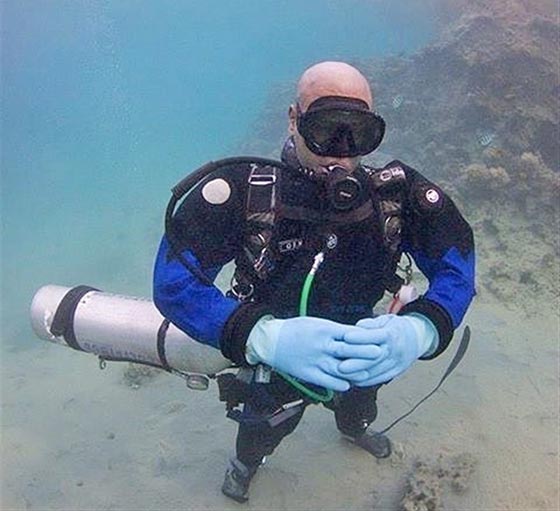 غطاس مصري قضى 5 أيام تحت الماء يصلي ويلعب في محاولته لتحطيم الرقم القياسي للغطس! صورة رقم 4