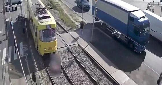 فيديو مروع.. شغلها الهاتف عن أضواء التحذير فصدمها ترام وزحف جسدها على قضبانه! صورة رقم 3