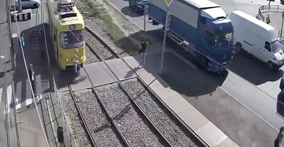 فيديو مروع.. شغلها الهاتف عن أضواء التحذير فصدمها ترام وزحف جسدها على قضبانه! صورة رقم 2