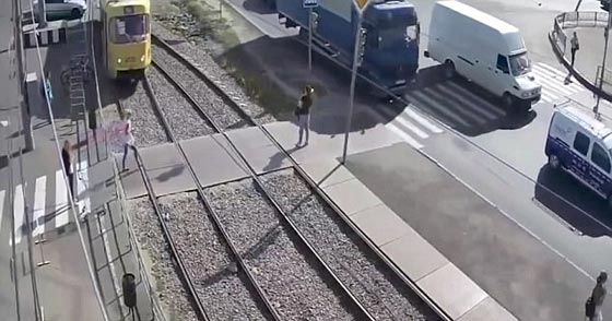 فيديو مروع.. شغلها الهاتف عن أضواء التحذير فصدمها ترام وزحف جسدها على قضبانه! صورة رقم 1