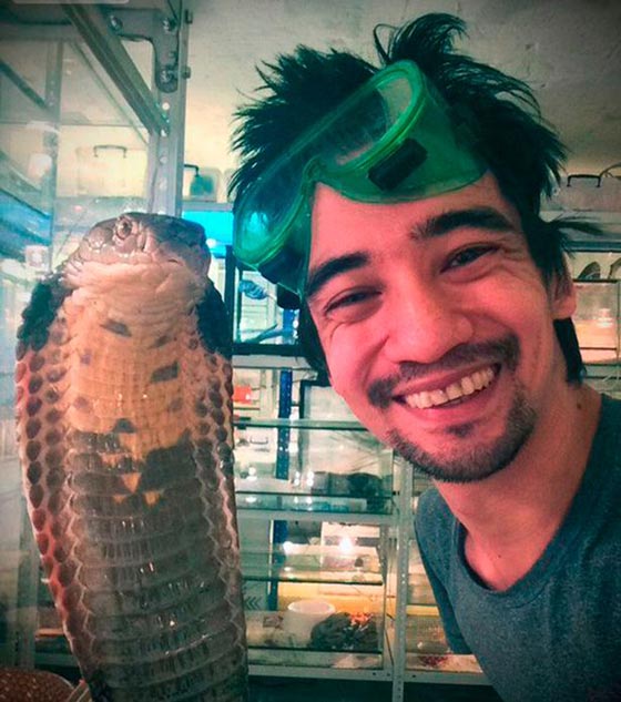 خبير حيوانات روسي يموت بالبث المباشر من لدغة افعى صورة رقم 5