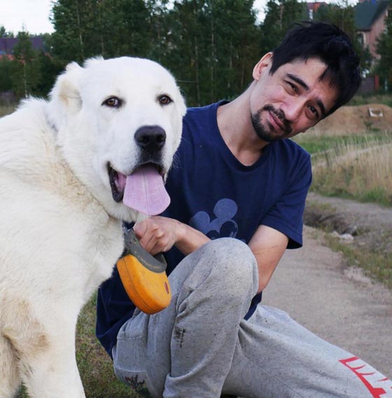 خبير حيوانات روسي يموت بالبث المباشر من لدغة افعى صورة رقم 11