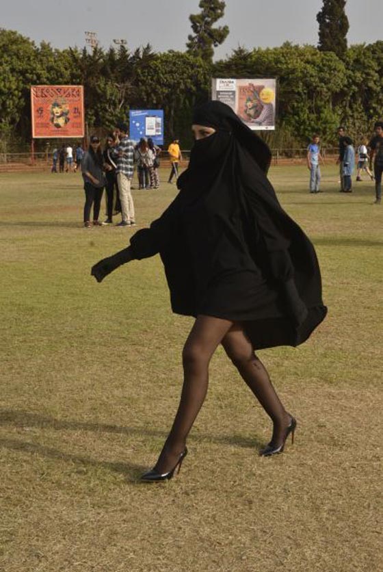 فتاة مغربية منتقبة تثير الجدل بلباس قصير يكشف ساقيها! صور صورة رقم 1