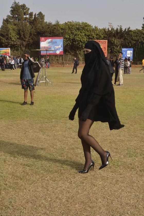 فتاة مغربية منتقبة تثير الجدل بلباس قصير يكشف ساقيها! صور صورة رقم 2