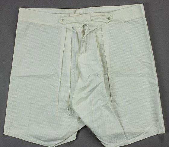 كم يبلغ ثمن سروال داخلي فضفاض نسيه هتلر في فندق قبل 80 عاما؟ صورة رقم 1